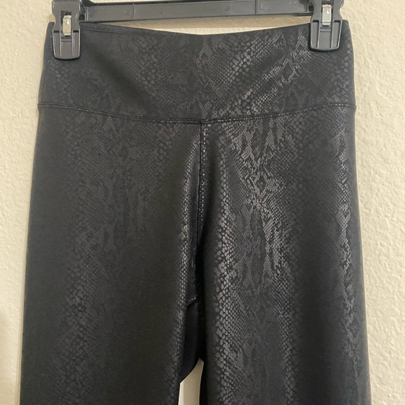 Express high rise black snake skin print leggins pants  size xs - Picture 6 of 6